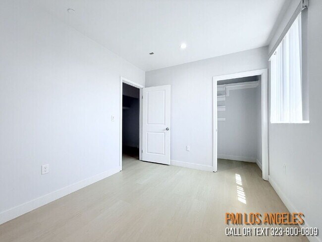 Building Photo - 206 1/2 E 87th