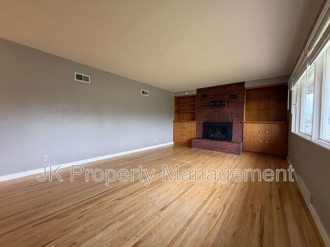 Building Photo - 1726 Alder Dr