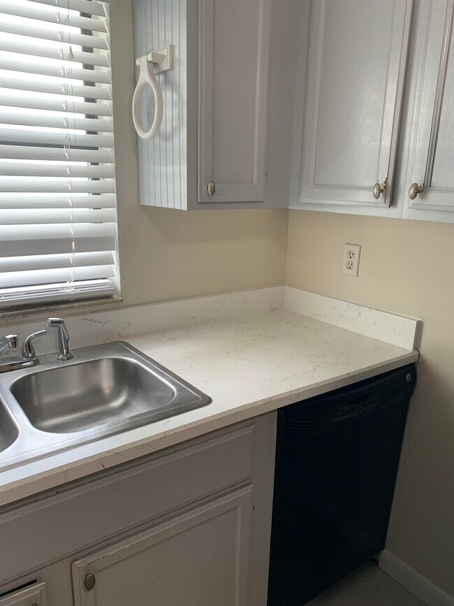 Building Photo - 200 Sevilla St