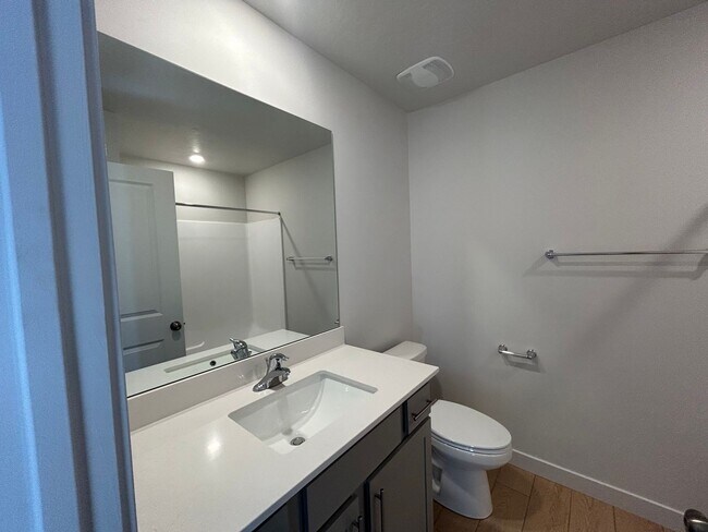 Building Photo - 4 Bedroom 2.5 Bathroom Townhome in Lehi!