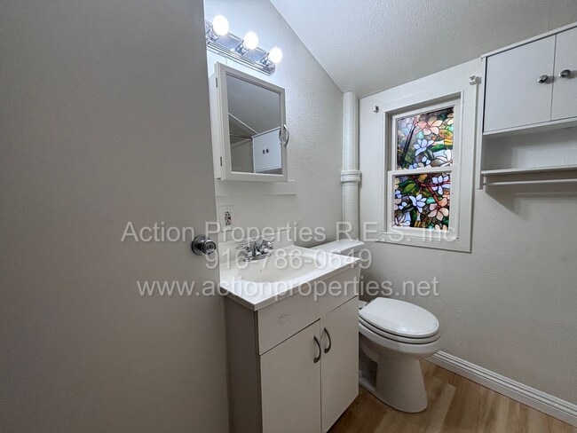 Building Photo - Central Roseville - 1 Bed, 1 Bath - New Flooring & Paint - Large Deck great for Entertaining!