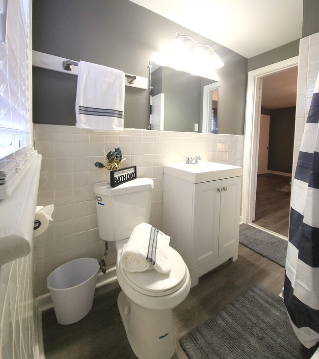 Bathroom with bathtub & shower. Bathroom linens (towels, mats, etc.) & accessories included - 1900 North St