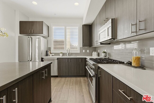 Building Photo - 2753 Waverly Dr