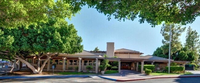 Building Photo - RUNAWAY POINT AT THE LAKES TEMPE