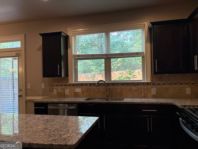 Building Photo - 2245 Knoxhill View