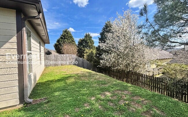 Building Photo - 3 Bed/2 Bath Home with Garage / Pet-Friendly / Available Now!