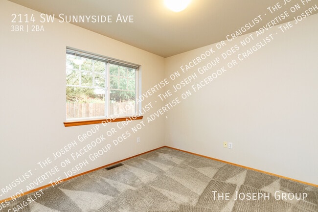 Building Photo - 2114 SW Sunnyside Ave