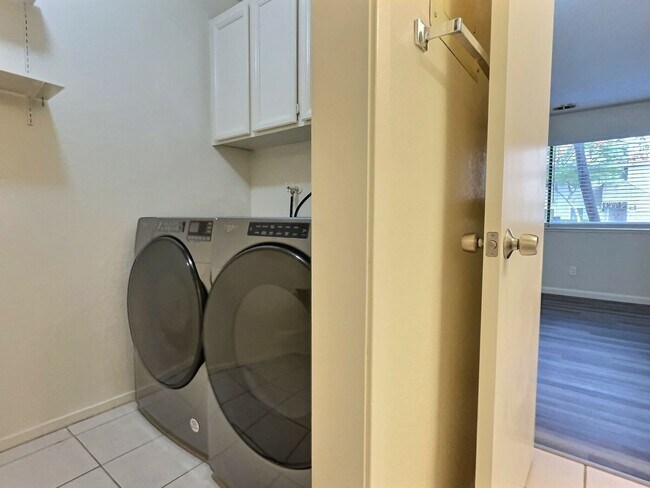 Building Photo - 1 Bed/1 Bath Updated Condo with Great Amen...