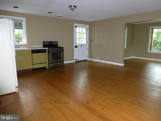 Building Photo - 2046 Greenwich St