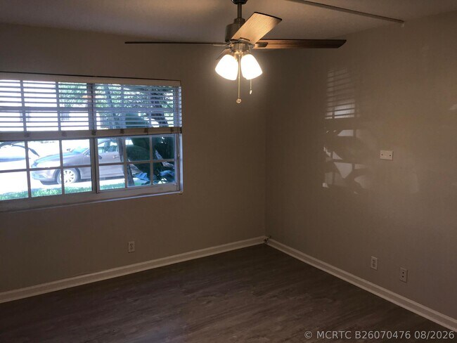 Building Photo - 120 N Lakeside Dr