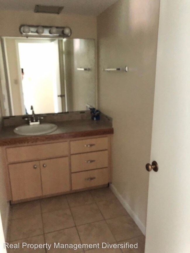 Building Photo - 1302 NE 33rd Ave