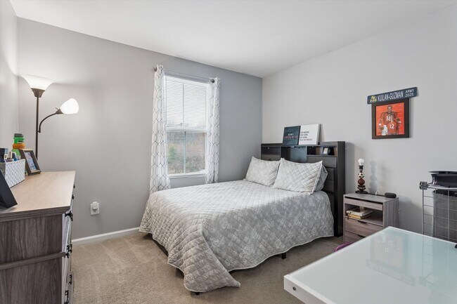 Building Photo - 4 Bedroom / 2.5 Bathroom - Marquis Hills
