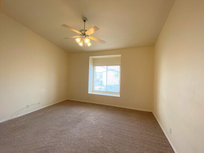 Building Photo - 2 BEDROOM 2 BATH IN NORTHWEST DOUBLE GATED GOLF COURSE COMMUNITY!