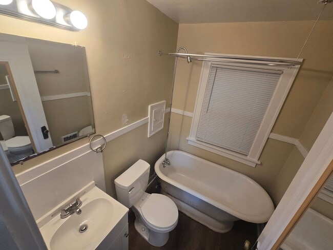 Building Photo - 2 Bedroom House