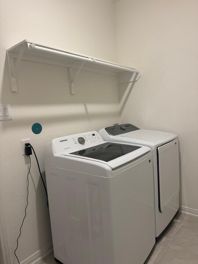 Building Photo - 4841 Sun Fls Dr