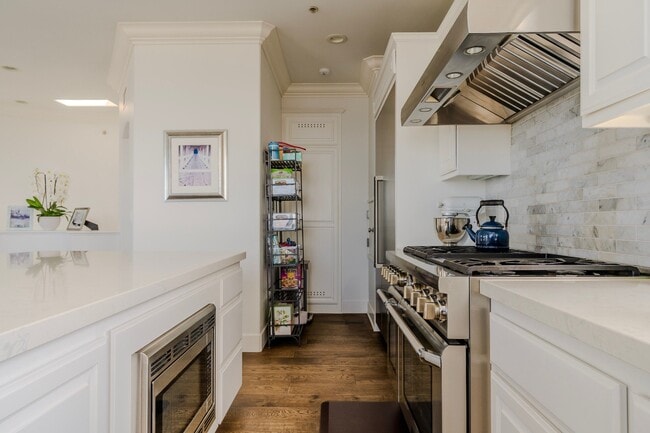 Building Photo - 300 19th St