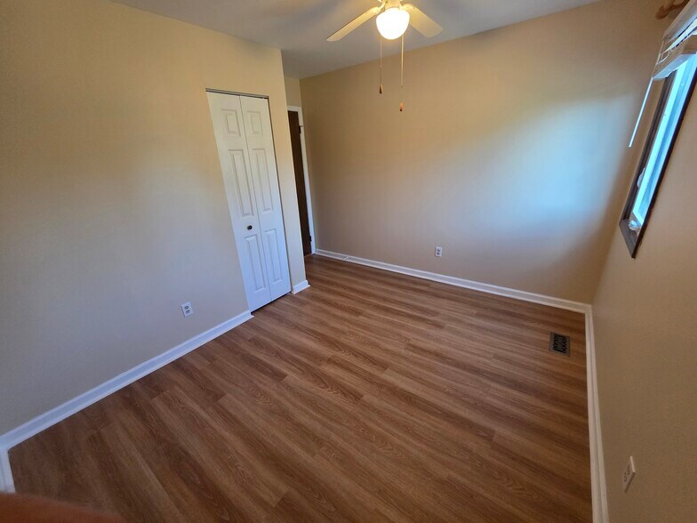 2nd bedroom - 801 Cambridge Cir
