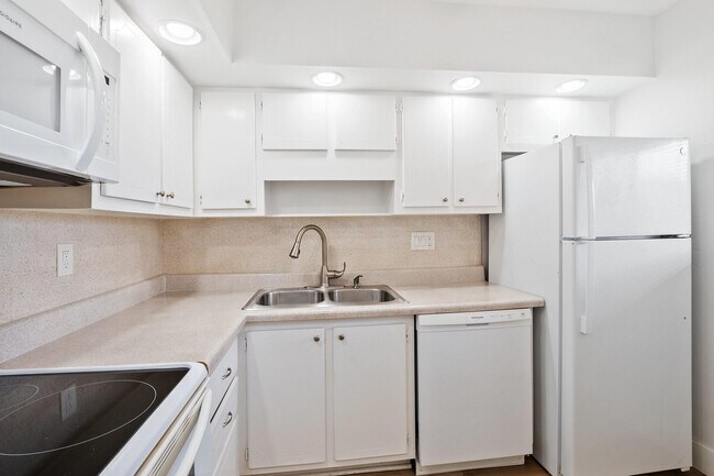 Building Photo - 1201 SE 2nd Ct