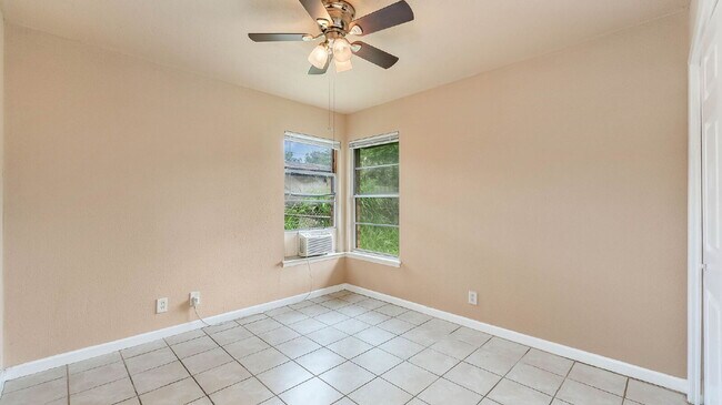 Building Photo - 218 E Villaret Blvd