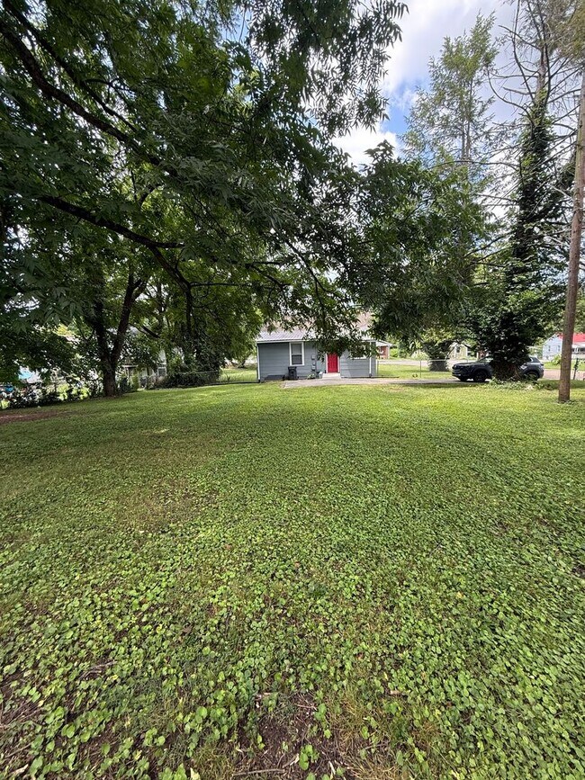 Building Photo - Charming Home in North Knoxville!