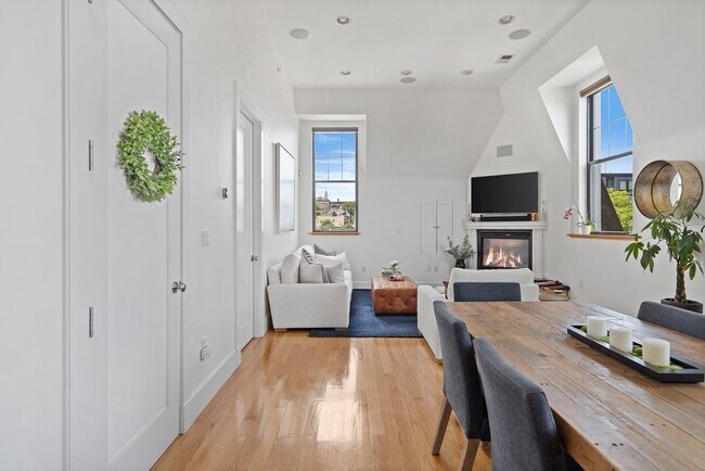 Building Photo - 517 E 6th St