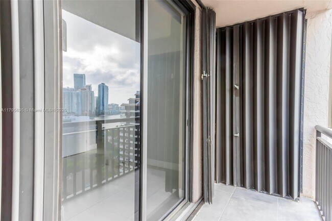 Building Photo - 540 Brickell Key Dr