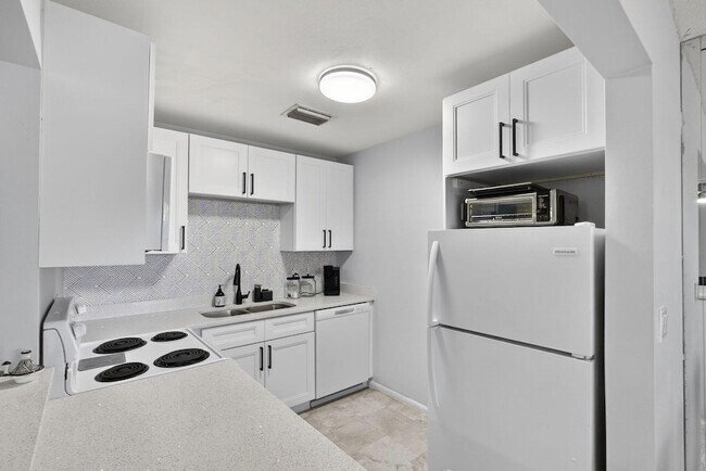 Building Photo - 155 Windsor G