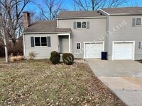 Building Photo - Beautiful Remodeled South KCMO Townhome-Available NOW!!