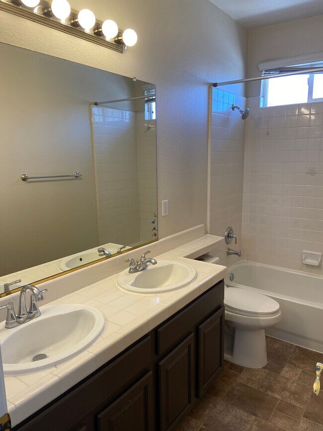Building Photo - Spacious 4Bdrm, 2.5 bath off Sheldon & Hwy 99