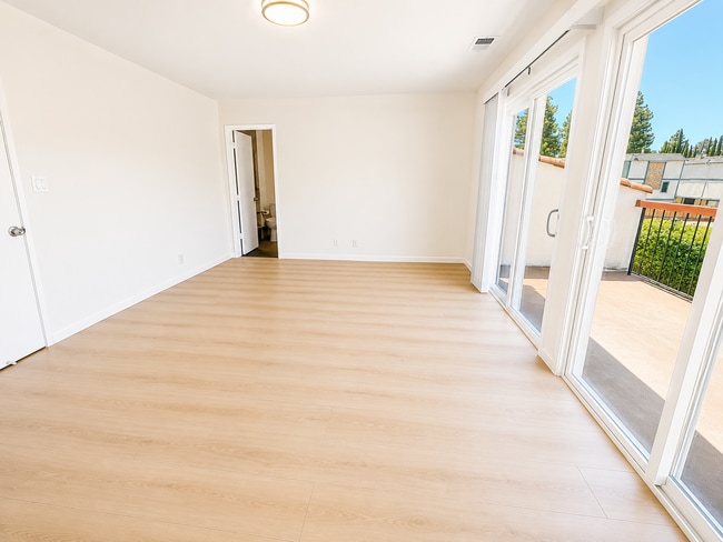 Building Photo - Townhome has been remodeled top to bottom, everything brand new!