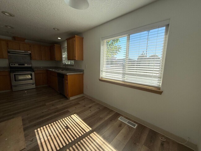Building Photo - 1 Month Free – Updated 3BR/2BA Ranch in Mo...