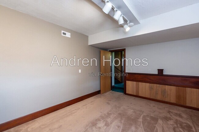 Building Photo - 22660 E Cliff Dr