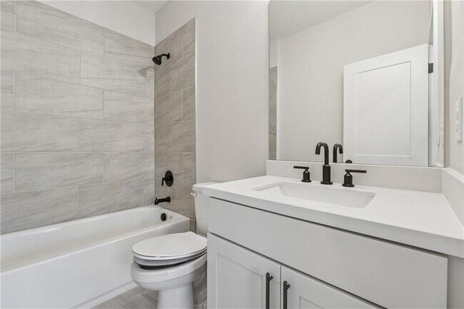 Building Photo - 428 Meadows Ln