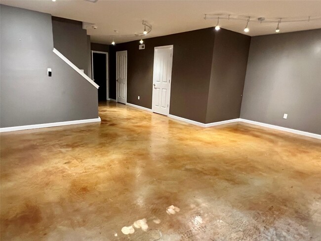 Building Photo - 3 Country Club Dr