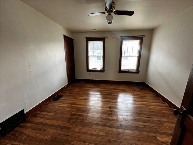 Building Photo - 43 Emma St