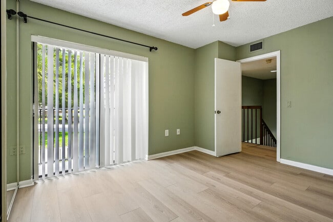Building Photo - 622 6th Way