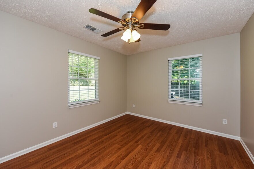 Building Photo - 2121 Ravenwood Dr