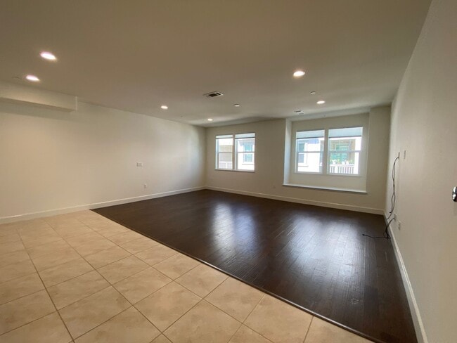 Building Photo - SUNNYVALE - executive townhome with amazin...