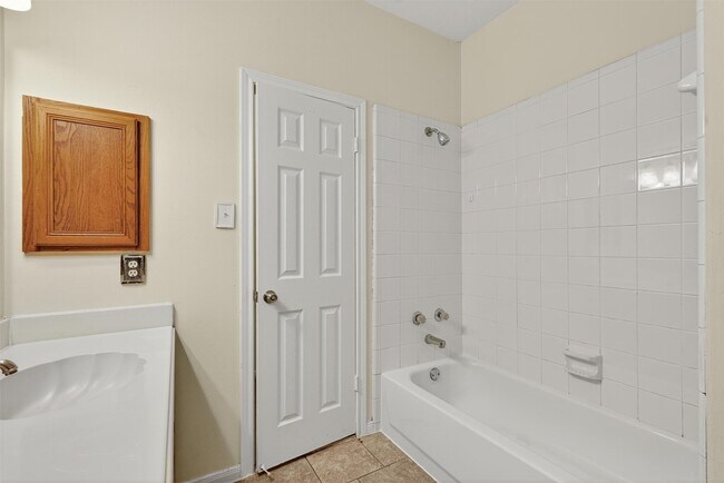 Building Photo - 4227 Meadowchase Ln