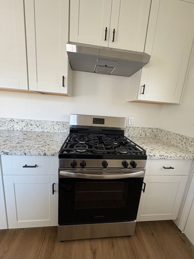 Building Photo - Gorgeous Remodeled 4 bedrooms 2 Bathroom.