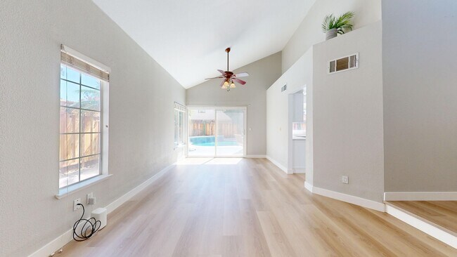 Building Photo - 490 Silvertail Pl