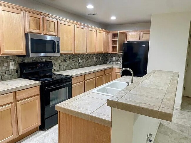 Building Photo - 12833 Mayfair Way