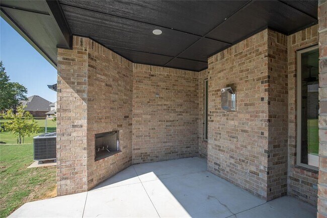 Building Photo - 8800 Tyrion Dr