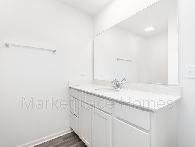 Building Photo - 15014 Quincy Cir