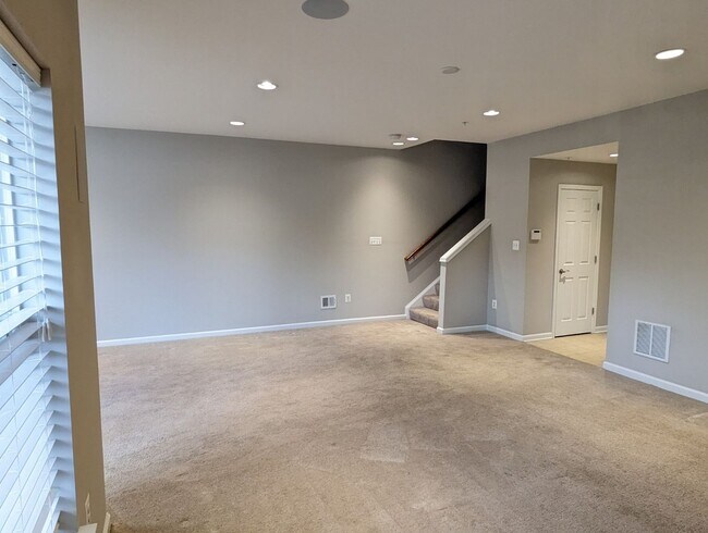 Building Photo - Gorgeous 3 level townhouse in North Potoma...