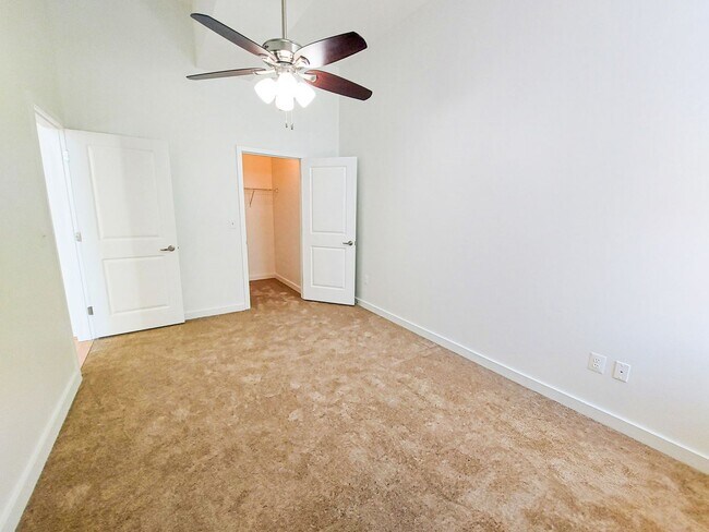 Building Photo - Spacious and Sunlit 1 BR 1 BA in 16th St H...