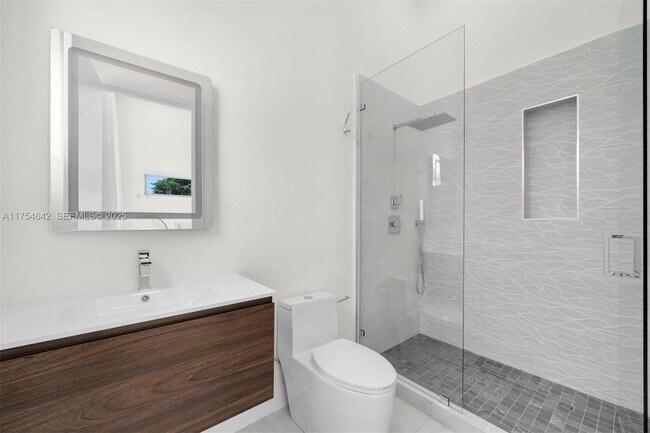 Building Photo - 1201 W 47th St