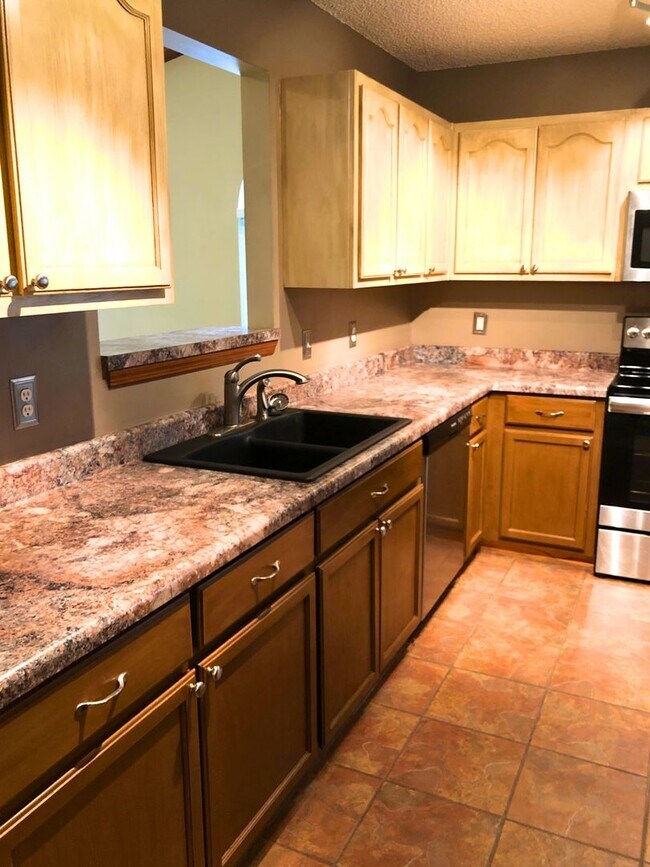 Building Photo - 3/2 home with a fenced in yard!