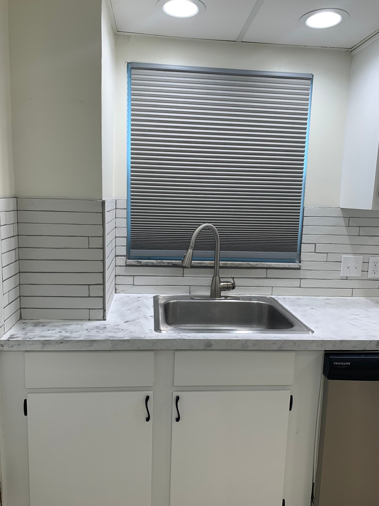 Building Photo - 2142 Collinway St