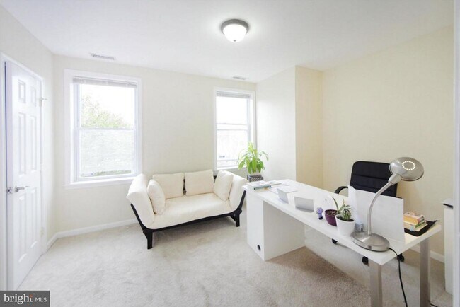 Building Photo - 2309 3rd St NE